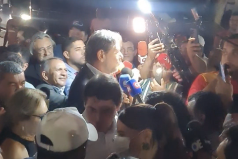 Cid Gomes e Acilon Gonçalves chegam a Nova Russas e são recebidos por grande multidão