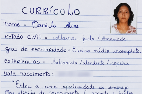 Jovem emociona a web ao entregar currículo escrito à mão por não ter dinheiro para imprimir
