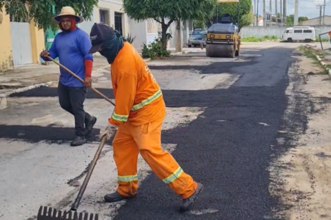 Prefeitura de Nova Russas inicia reparos no asfalto após obra de saneamento