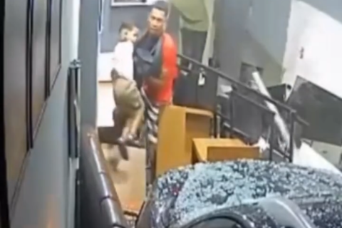 Carro invade barbearia, atinge criança e causa desespero em MG