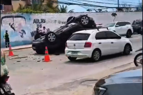 Colisão entre quatro carros acontece na Av. Dioguinho, na Praia do Futuro