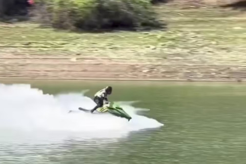 Passeio de jet ski termina em susto após acidente inesperado