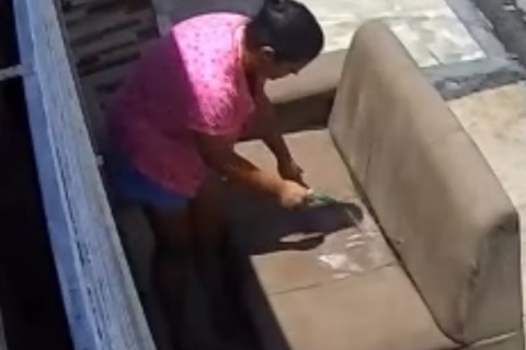 Sofá é levado por engano durante coleta de lixo após ser colocado para secar na calçada