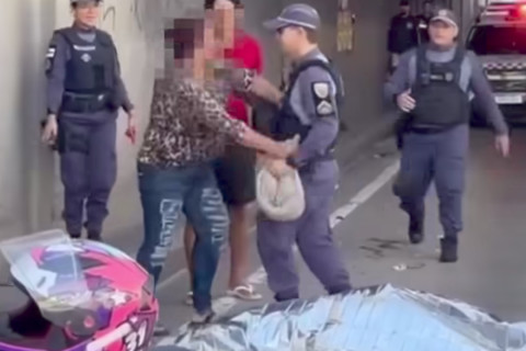 Mãe entra em desespero ao reconhecer a filha morta em acidente