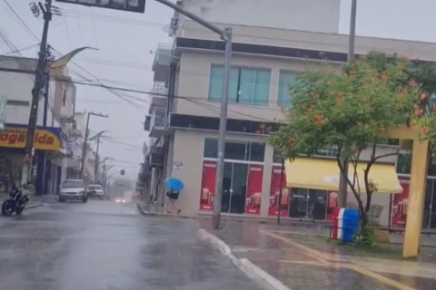 Manhã e início de tarde de muita chuva em Nova Russas