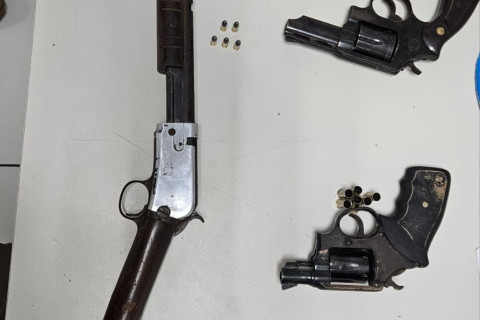MENOR É BALEADO E OUTRO APREENDIDO COM ARMAS EM INDEPÊNDENCIA
