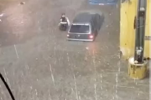 Chuva intensa em Canindé provoca alagamentos e transtornos em vários pontos da cidade