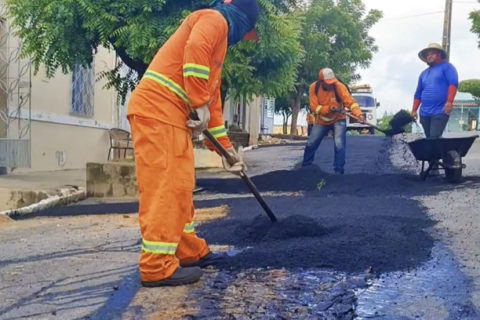 Reparos no asfalto avançam nos bairros Tamarindo e Subestação, em Nova Russas