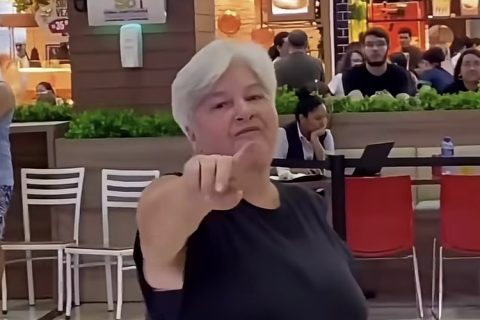 Casal agride integrantes de quadrilha junina durante apresentação em shopping de Sobral (CE) após atos de racismo, homofobia, transfobia e xenofobia.