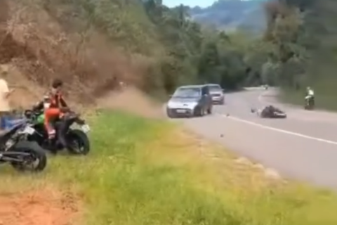 Motociclista perde controle em curva, colide com carro e morre