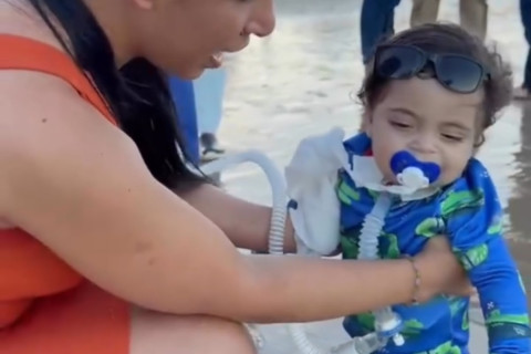 Criança com cardiopatia congênita tem primeiro contato com o mar após um ano de internação