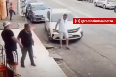 Motorista impressiona ao estacionar em vaga apertada e reação de pedestre viraliza