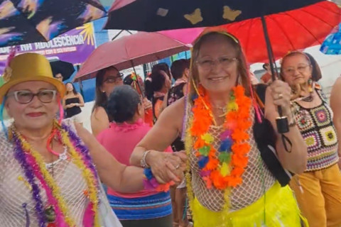 Chuva, alegria e inclusão: a melhor idade brilha no carnaval de Nova Russas
