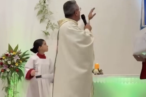 Padre organiza rifa, participa de sorteio e leva o carro ao sortear bilhete em branco