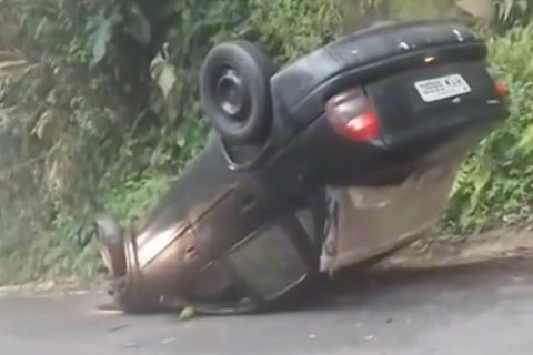Veículo capota em ladeira da CE-253 entre Ibiapina e Mucambo