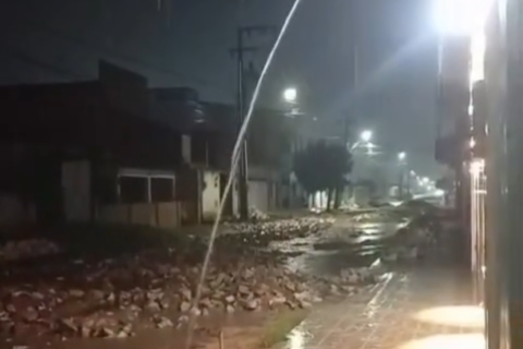Impressionante: raio assusta moradores de Russas-CE enquanto morador gravava a chuva