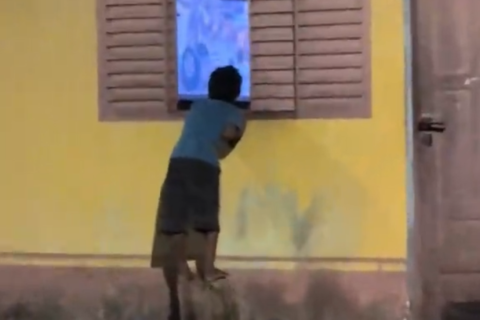 Garotinho emociona a internet ao assistir TV pela janela do vizinho