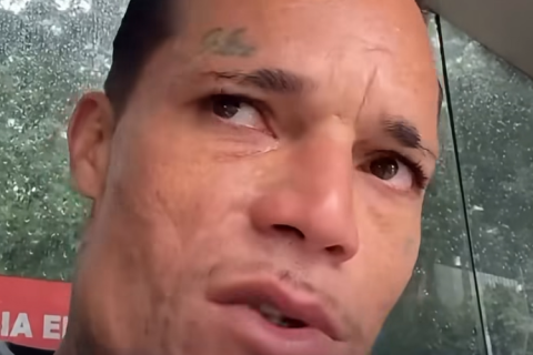 "A gente trabalha e não sai do lugar": homem chora ao desabafar sobre a crise financeira