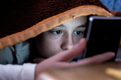 Número de meninas que relatam tristeza e falta de sentido na vida é o dobro em relação aos meninos