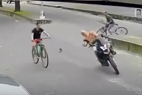 Mototaxista colide com madeira carregada por ciclista e acidente chama atenção