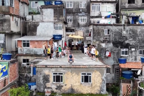 Você pagaria até R$ 200 e esperaria horas por um vídeo de drone na Rocinha?