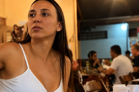 Homem foge de encontro após receber um “não” e deixa conta para mulher pagar sozinha