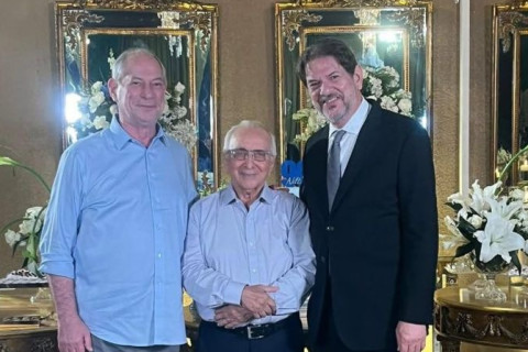 Ciro e Cid Gomes reaparecem juntos em evento após período de afastamento