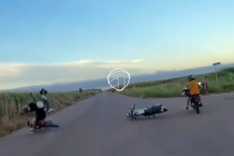Jovem tenta dar grau, perde o controle da moto e atropela o próprio amigo