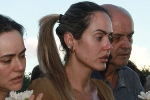 Mãe de crianças mortas pelo pai deixa enterro após sofrer ameaças e insultos