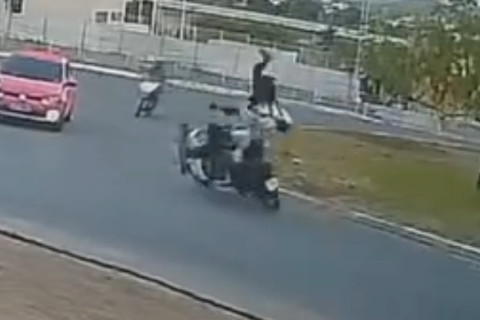 Colisão entre ciclista e motociclista deixa dois feridos em rotatória