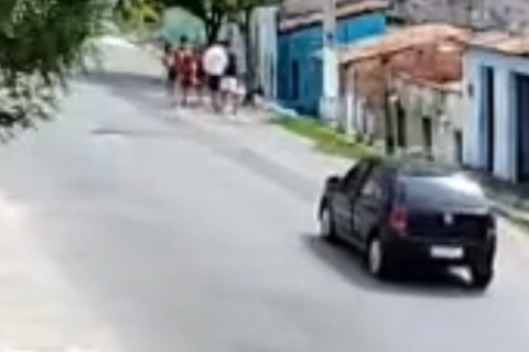 Carro atropela três pessoas, incluindo bebê de 7 meses, no Crato