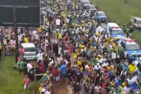 Manifestação ganha força e reúne multidão em ato liderado por Nikolas Ferreira