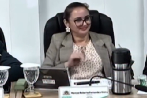 Vereadora faz gesto polêmico durante sessão da câmara