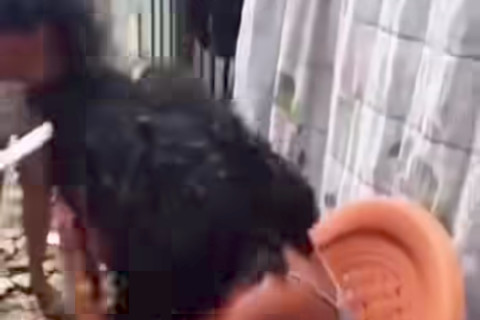Homem corta cabelo da sua esposa com facão por ciúmes