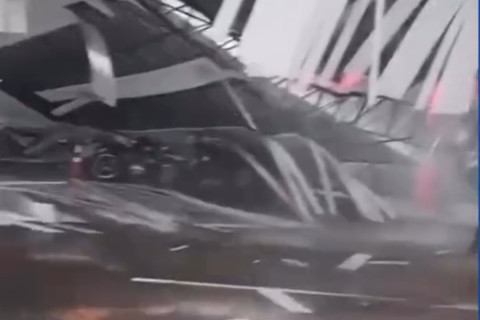 Forte ventania derruba parte da cobertura de posto de gasolina em Crato.