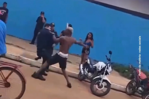 Homem reage a abordagem policial e agride agentes com socos e chutes