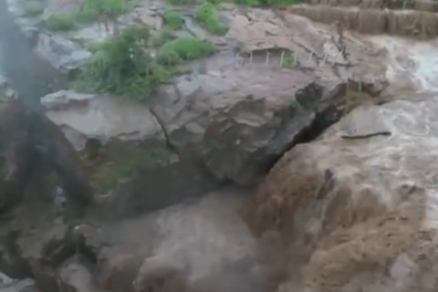 Cachoeira de Missão Velha transborda após fortes chuvas durante a madrugada