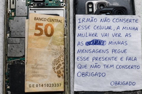Bilhete com R$ 50 pede que técnico não conserte celular