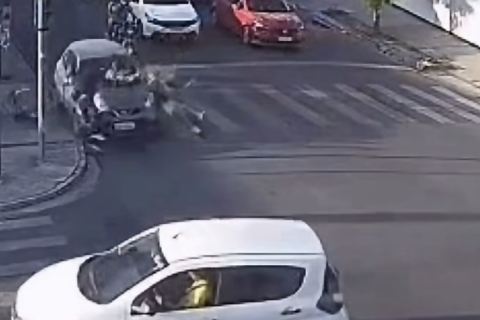 Câmeras de segurança registram motorista arrastando bebê no capô após atropelar família