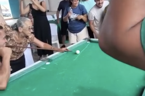 Deu aula! Senhora surpreende e faz jogada perfeita na sinuca