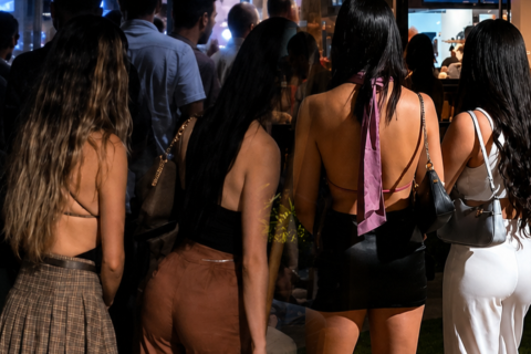 "Terno na mão, calcinha no chão": bastidores da Marcha dos Prefeitos no DF expõem festas de luxo e prostituição premium