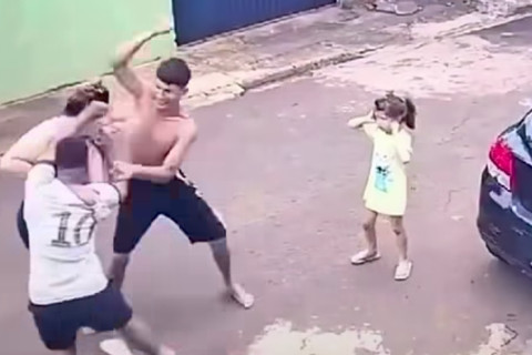 Filho impede agressão e protege a mãe dentro de casa