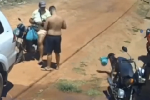 Cachorro aproveita descuido, furta marmita com frango assado e foge no RN
