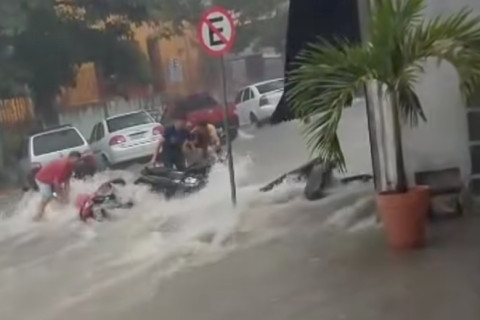 Chuva intensa provoca queda de motocicletas no Centro de Guaraciaba do Norte