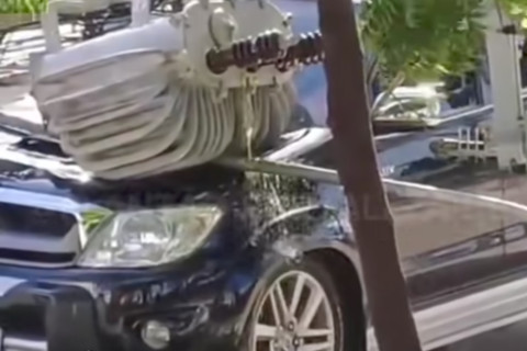 Betoneira derruba poste e deixa idosos presos em carro
