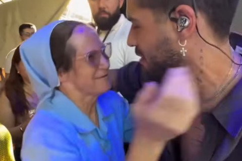 Zé Felipe recebe bênção de freira durante show