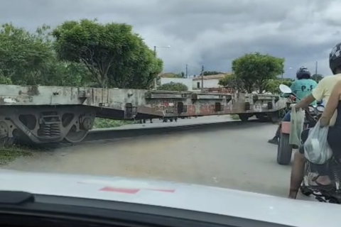 TREM BLOQUEIA TODAS AS PASSAGENS E ATRASA SOCORRO DE EMERGÊNCIA EM NOVA RUSSAS