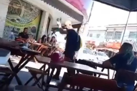 Homem que intimidava clientes em restaurantes é confrontado e surpreendido por reação