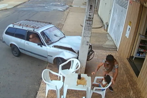 Mãe e filha escapam por pouco de atropelamento
