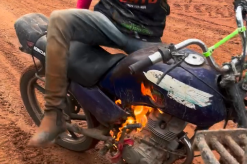 Moto com freio “fora do lugar” e outra pegando fogo: vídeo inusitado viraliza